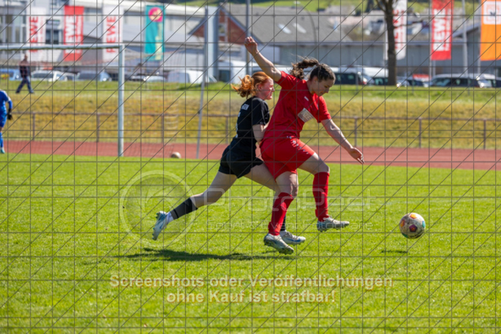 20250406_141330_0157 | Luisa Reiser (1.FC Donzdorf #05)1.FC Donzdorf (rot) vs. SV Jungingen (schwarz), Fussball, Frauen-Verbandsliga Württemberg, 16. Spieltag, Saison 2024/2025, Rasenplatz Lautertal Stadion, Süßener Straße 16, 73072 Donzdorf, 06.04.2025 - 13:00 Uhr,Foto: PhotoPeet-Sportfotografie/Peter Harich