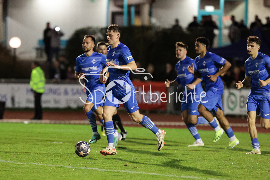 FV Illertissen - FC Bayern Amateure | Nahezu keine Freude der Hausherren nach dem Ausgleich in der Nachspielzeit durch einen verwandelten Foulelfmeter von Franz HELMER (FVI #11)