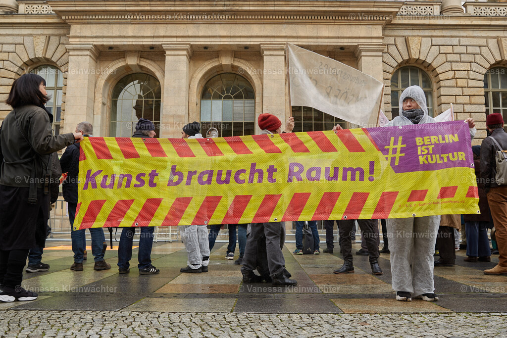 251114_SaveOurStudios_AGH_08 | Mit einer Lärmdemo und dem Durchschneiden eines Banners mit der Aufschrift "Cut the cuts" protestieren Künstler*innen am 14.11.2025 vor dem Berliner Abgeordnetenhaus gegen finanzielle Kürzungen in ihrem Bereich. - Realisiert mit Pictrs.com