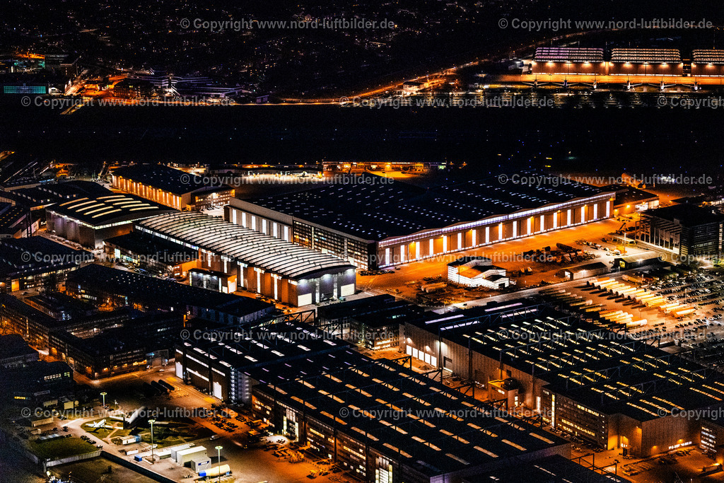 Hamburg_Finkenwerder_Airbus_Nachtaufnahme_ELS_5659060325 | HAMBURG 06.03.2025 Nacht- Lichter und Beleuchtung Airbus Produktionsgelände und Werksflughafen Finkenwerder in Hamburg. Auf dem ehemaligen Gelände der Hamburger Flugzeugbau - am Elbeufer auf der Halbinsel Finkenwerder -  befindet sich ein Airbus-Werk mit eigenem Werksflughafen. Weiterführende Informationen bei: Airbus SE. // Night lighting airbus works and airport of Finkenwerder in Hamburg in Germany. The former Hamburger Flugzeugbau works  - on the Finkenwerder Peninsula on the riverbank of the Elbe - include an Airbus production site with an airplane. Several Airbus planes and models are being constructed here. Further information at: Airbus SE. Foto: Martin Elsen