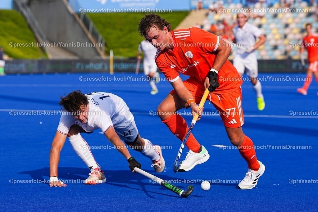 xydrx14082503027 | 14.08.2025, xydrx, Herren EuroHockey Championship 2025, Halbfinale, Niederlande - Frankreich, Sparkassenpark Mönchengladbach: Malo Martinache (FRA #14) im Zweikampf gegen Floris Middendorp (NED #77)
