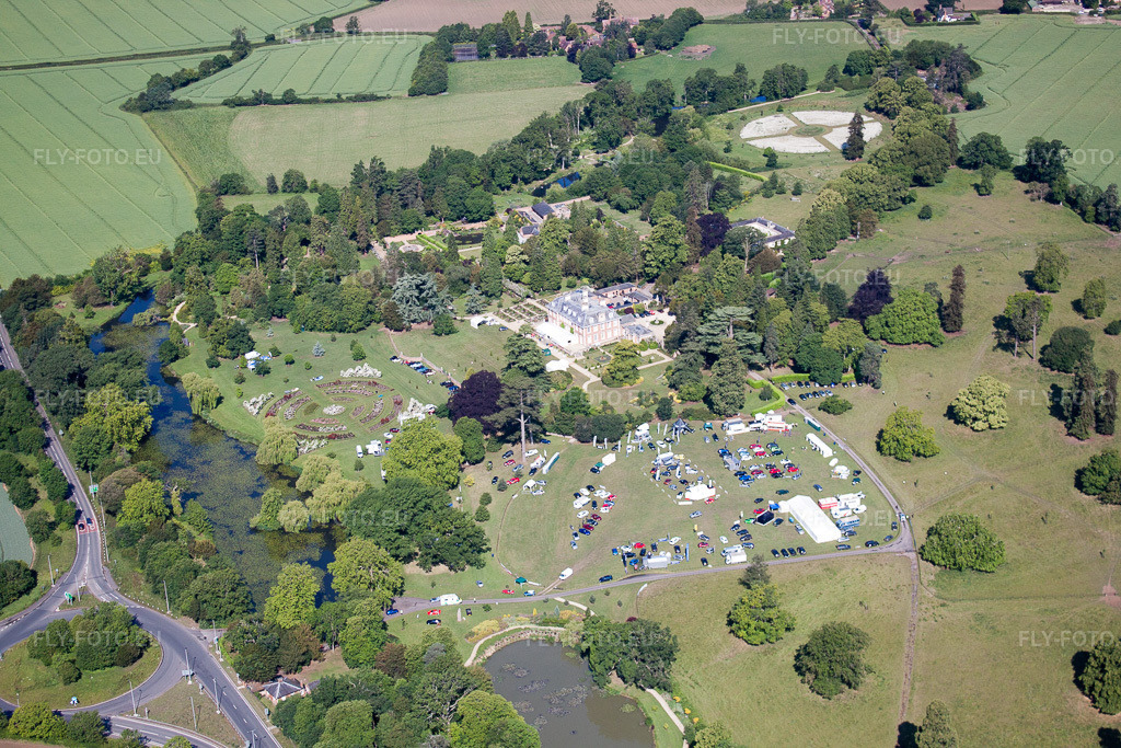 Vue aérienne: Marché automobile à Highnam Court près de Lassington à Lassington dans le département Angleterre, Grande Bretagne.Photo: IMG_40749(39710).jpg prise le 11/06/2011 par Werner Riehm/FLY-FOTO.euRésolution de l'original: 4752 x 3168 px