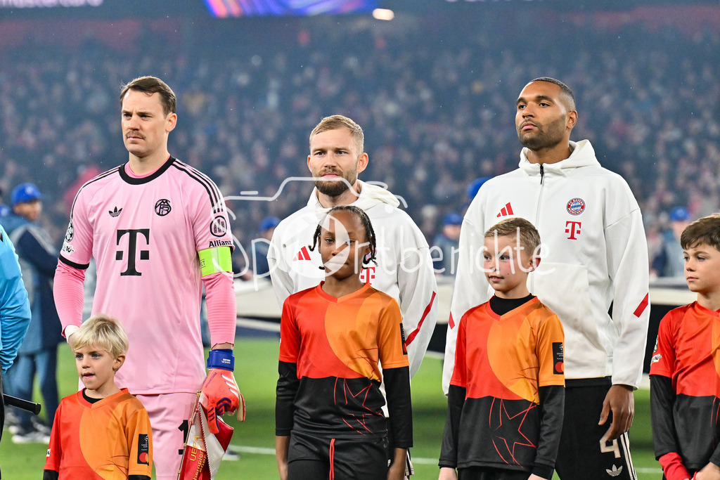 Arsenal FC - FC Bayern München | LONDON, ENGLAND - 26. NOVEMBER: im Bild Manuel NEUER (FC Bayern Munich 1), Konrad LAIMER (FC Bayern Munich 27) und Jonathan TAH (FC Bayern Munich 4) bei der Hymne vor dem Ligaspiel zwischen Arsenal London und dem FC Bayern München am 5. Spieltag der UEFA Champions League im Emirates Stadium am 26.11.2025