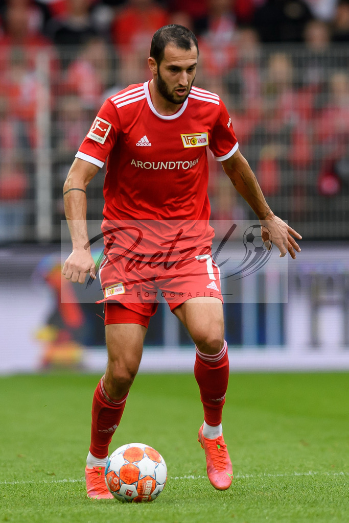 FCUBMG20210829_137 | Fussball, Herren: Levin Oeztunali (1.FC Union Berlin) in Aktion, am Ball, Einzelaktion beim Spiel der 1. Bundesliga zwischen 1. FC Union Berlin und Borussia Moenchengladbach im Stadion An der Alten Foersterei am 29.08.2021 in Berlin, Deutschland. - Realisiert mit Pictrs.com