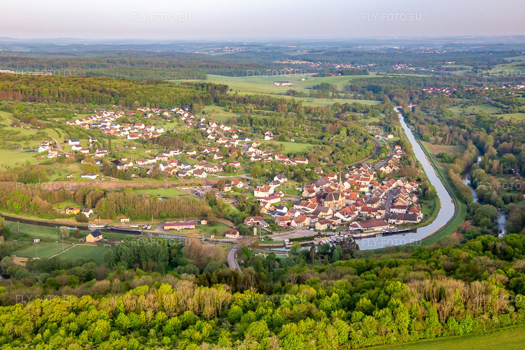 Vue aérienne: Vue de la ville depuis le sud à Wittring dans le département Moselle, France. Photo: IMG_140526.jpg prise le 01/05/2024 par Werner Riehm/FLY-FOTO.euRésolution de l'original: 5472 x 3648 px