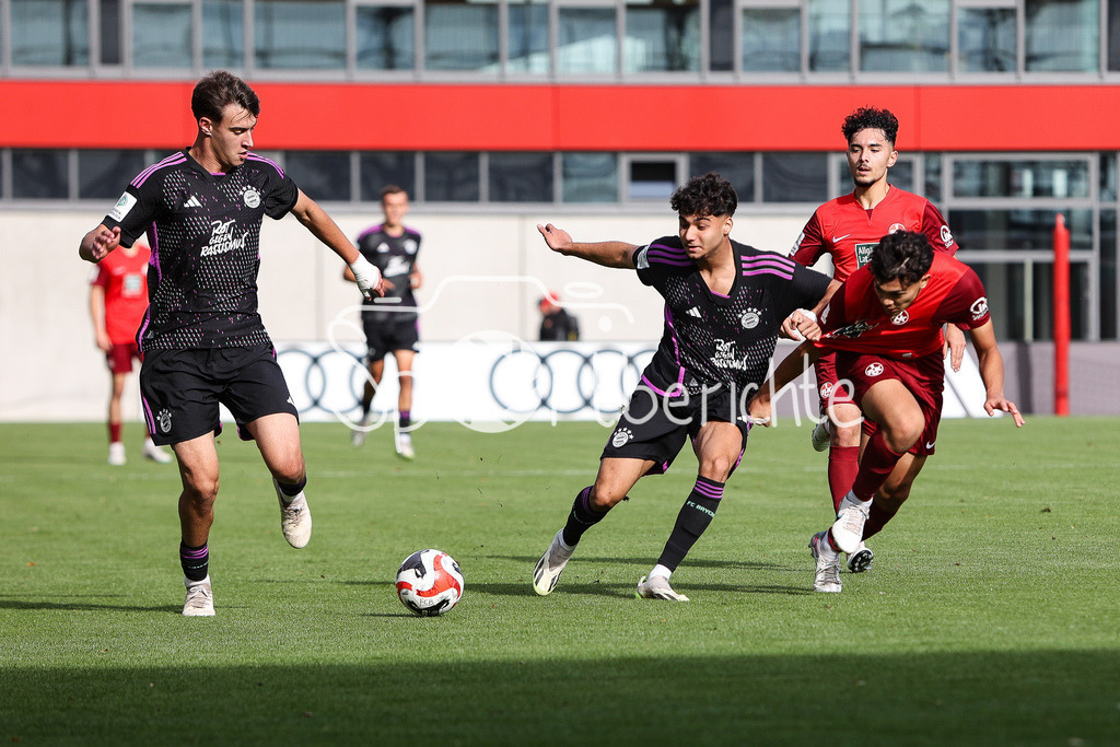 FC Bayern Muenchen U19 - 1. FC Kaiserslautern U19 | Emirhan DEMIRCAN (FCB #7) im Duell mit Maik GAERTNER (FCK #21) / Zweikampf / Javier GERNANDEZ GONZALEZ (FCB #8)