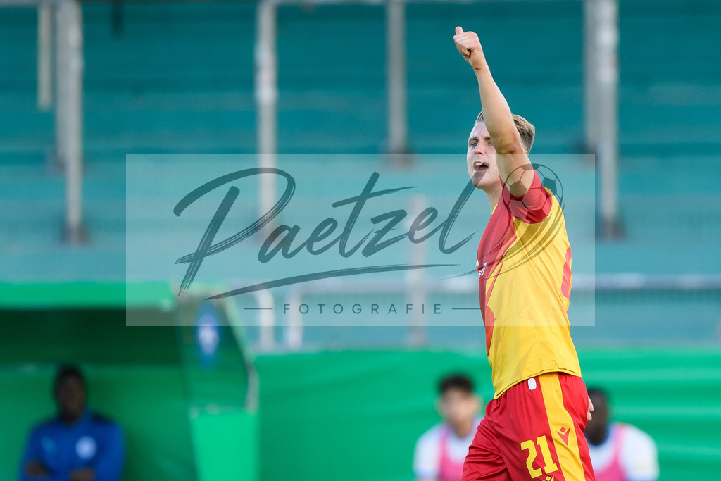 LOTKSC20210809_228 | Fussball, Herren: Marco Thiede (Karlsruher SC) gestikuliert beim Spiel der 1. Runde im DFB-Pokal zwischen SF Lotte und Karlsruher SC im Stadion am Lotter Kreuz am 09.08.2021 in Lotte, Deutschland.DFB / DFL REGULATIONS PROHIBIT ANY USE OF PHOTOGRAPHS AS IMAGE SEQUENCES AND/OR QUASI-VIDEO. - Realisiert mit Pictrs.com