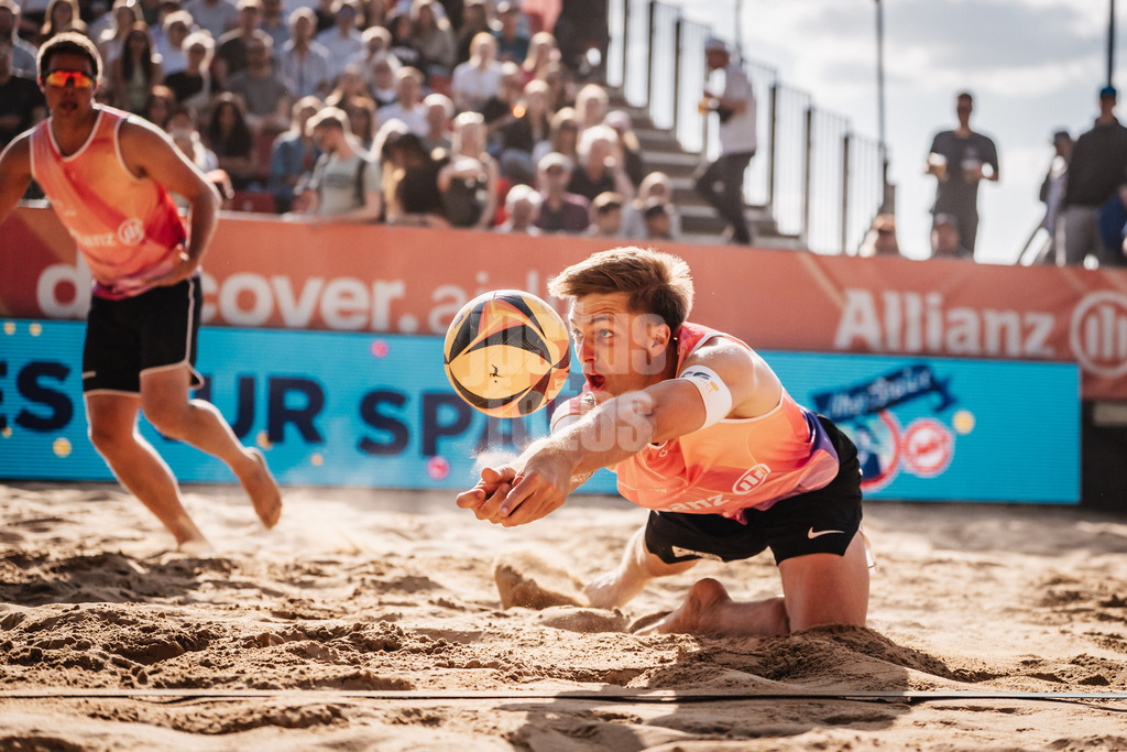 Beachvolleyball | Männer | Allianz German Beach Tour 2025 | Tourstop Düsseldorf | 16.05.2025 | Luis Kubo springt zum Ball