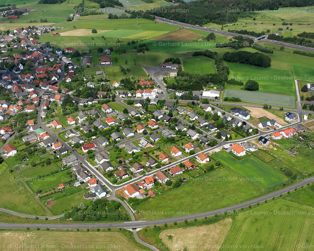 2614799 | ATZENHAIN 06.08.2006 Landwirtschaftliche Nutzflächen und Feldgrenzen  umsäumen das Siedlungsgebiet des Dorfes in Atzenhain im Bundesland Hessen, Deutschland // Agricultural land and field boundaries surround the settlement area of the village  in Atzenhain in the state Hesse, Germany Foto: Gerhard Launer