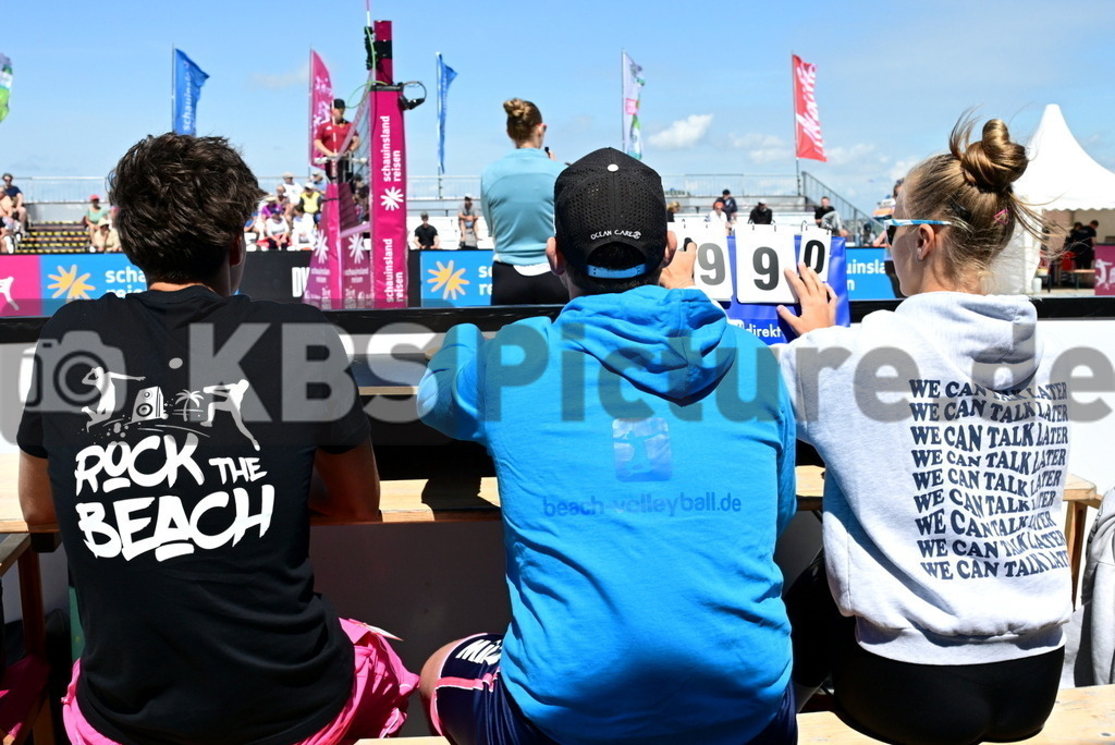 KBS Picture_Rock-The-Beach_Beachvollyball_026 | Schiedsrichter Gespann am Center Court ,Rock the Beach - die Nationale Beach-Vollyball Serie mit Festival-Charakter auf der Sandbank Strand in Ording vom 04.07. - 06.07.2025 , Qualifikation zur Deutschen Meisterschaft , - Realisiert mit Pictrs.com