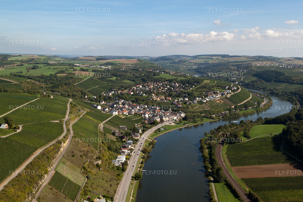 Vue aérienne: Vue de la ville à Wormeldange dans le département Greiwemacher, Luxembourg. Photo: IMG_33690.jpg prise le 11/09/2010 par Werner Riehm/FLY-FOTO.eu – Résolution de l'original: 4752 x 3168 px