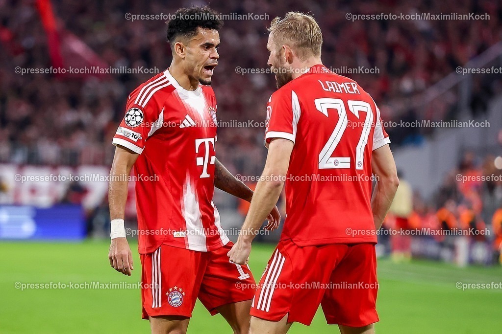 UCL22102501055 | 22.10.2025, Fußball, UEFA Champions League, FC Bayern München - Club Brügge, Allianz Arena, Saison 2025 2026: Torjubel nach dem Tor zum 3:0 durch Torschütze Luis Diaz&nbsp;(FC Bayern Muenchen #14)  zusammen mit  Konrad Laimer&nbsp;(FC Bayern Muenchen #27) Regulations prohibit any use of photographs as image sequences and or quasi-video.