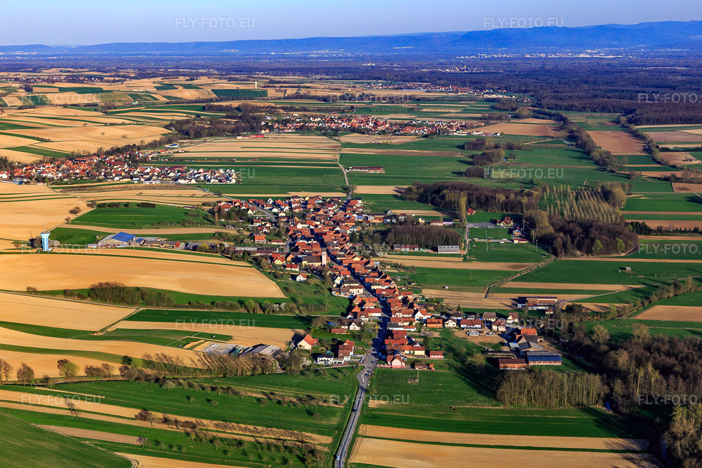 Vue aérienne: Vue de la ville depuis l'ouest à Oberrœdern dans le département Bas Rhin, France – .Photo: IMG_097801.jpg prise le 27/03/2017 par Werner Riehm/FLY-FOTO.eu – Résolution de l'original: 5316 x 3544 px