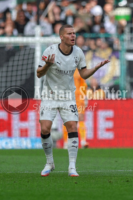 Borussia Mönchengladbach vs SV Werder Bremen - Bundesliga  | Mönchengladbach, Deutschland, 14.09.25:   Nico Elvedi (Borussia Mönchengladbach) gestikuliert, Gestik waehrend des Spiels der Bundesliga zwischen Borussia Mönchengladbach vs SV Werder Bremen im Stadion im Borussia Park(Foto von Brauer-Fotoagentur / Adrian Schlueter)