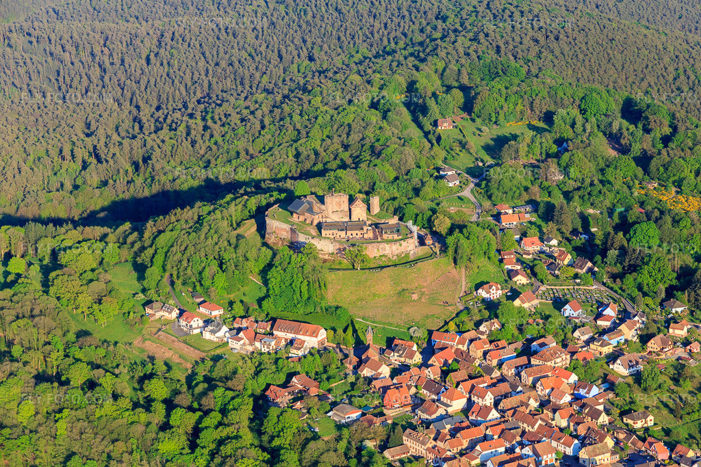 Aerial view: Château de Lichtenberg from the northwest in Lichtenberg in the state Bas-Rhin, France. – Photo: IMG_145802.jpg taken on 04/30/2025 by Werner Riehm/FLY-FOTO.com – Resolution of the original: 5472 x 3648 px – Visiter le château de Lichtenberg dans les Vosges du Nord - Alsace