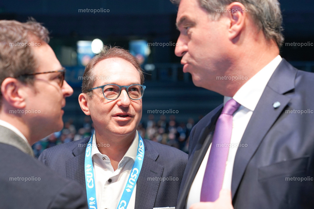 Alexander Dobrindt sieht zu Markus Söder auf | Metropolico