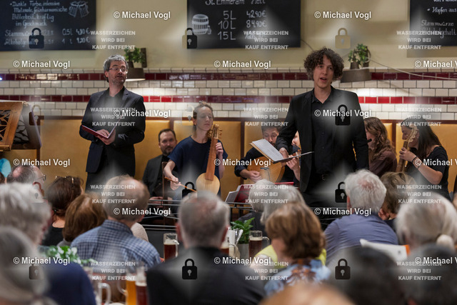 TAM25_K.12__Michael-Vogl_035_8146 | Tage Alter Musik Regensburg K.12 Nachtkonzert Brauhaus am Schloss Cappella Pratensis (Niederlande) Tim Braithwaite, Superius, Leitung Peter de Laurentiis, Tenor, Co-Leitung Sollazzo Ensemble (Frankreich) The Feast of the Swan Das Schwanenfest der Mariengilde von ’s-Hertogenbosch Anna Danilevskaia Vihuela de Arco, Leitung Foto: Michael Vogl