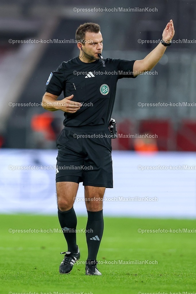 F9503102501111 | 03.10.2025, Fußball, Fortuna Düsseldorf - 1.FC Nürnberg, 2. Fußball Bundesliga, Merkur Spiel-Arena, Saison 2025 2026: Schiedsrichter Wolfgang Haslberger  DFB regulations prohibit any use of photographs as image sequences and or quasi-video.