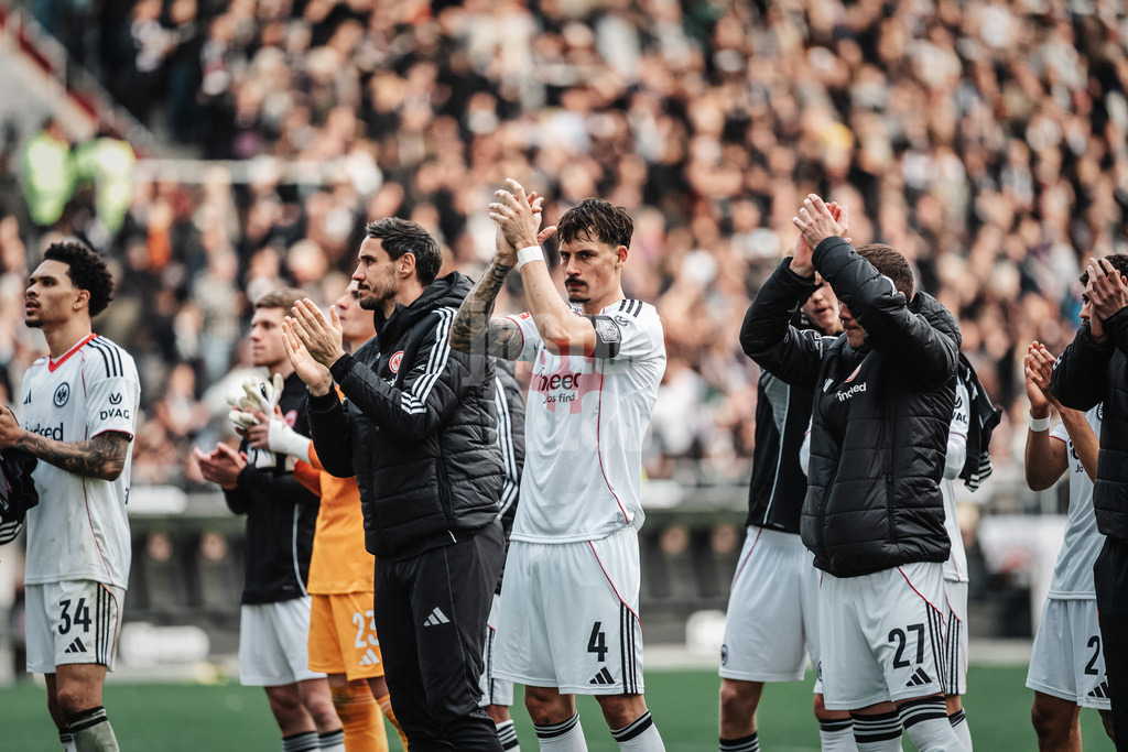 Fußball | Männer | Saison 2025/2026  | Fußball-Bundesliga | 25. Spieltag | FC St. Pauli vs. Eintracht Frankfurt | 08.03.2026 | Frankfurt applaudiert nach dem Spiel den Fans, in der Mitte Robin Koch (#4, Eintracht Frankfurt)