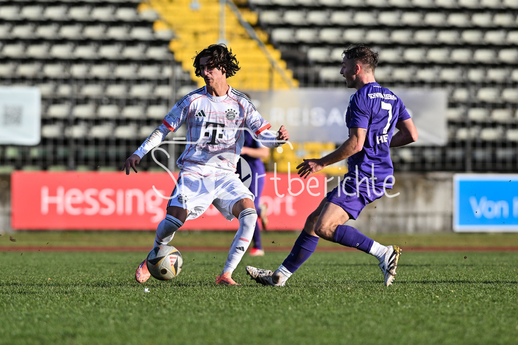 TSV Schwaben Augsburg - FC Bayern Amateure | AUGSBURG, GERMANY - 29. NOVEMBER: im Duell Adin LICINA (FC Bayern München II 8) und Maximilian HEISS (TSV Schwaben Augsburg 7) beim Ligaspiel zwischen dem TSV Schwaben Augsburg und den Amateuren des FC Bayern am 20. Spieltag der Regionalliga Bayern im Rosenaustadion