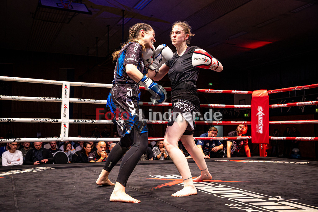 Sonja Özgisi (Sei Wasser Bad Tölz) blau gegen Franziska Waiser (MFA Penz) rot | MFA Fight Night Frauen K1 -67kg Kampf 7, Sonja Özgisi (Sei Wasser Bad Tölz) blau gegen Franziska Waiser (MFA Penz) rot, 20251108,,2025-11-08 in Penzberg (Wellenberghalle Penzberg), Copyright: WolfgangxLindner www.foto-lindner.de