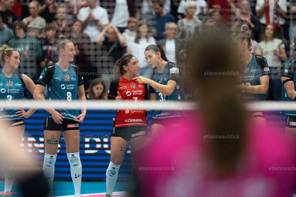 Dresdner SC - Binder Blaubären TSV Flacht, DEKRA 1. Bundesliga Frauen, Volleyball | Im Bild: Jette Kuipers (8, Dresdner SC), Katerina Georgiadis (7, Dresdner SC) und Florentine Rosemann (31, Dresdner SC)24.10.2026, Dresdner SC -  Binder Blaubären TSV Flacht, DEKRA 1. Bundesliga Frauen, Volleyball, Deutschland, Dresden, Cyberport Arena