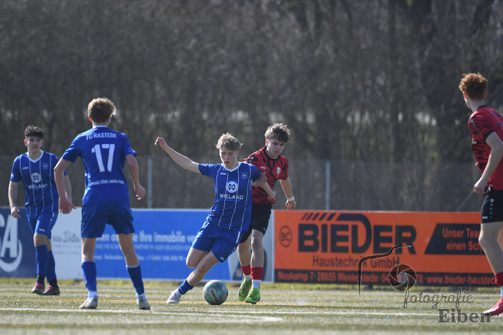 FC Rastede-JFV Leer | Bezirksliga B-Jugend; FC Rastede (blau)-JFV Leer (rot) am 08.03.2025; in Rastede (Sportanlage Köttersweg), Photo: Philip Eiben 2025 - Realisiert mit Pictrs.com