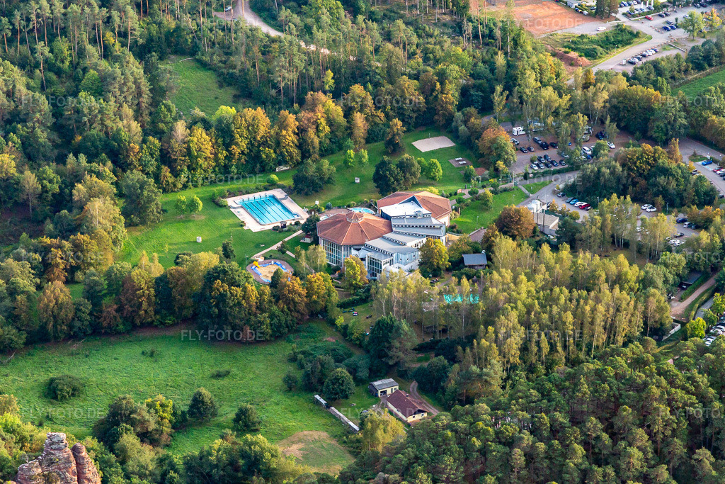 Luftbild: Felsland Badeparadies in Dahn im Bundesland Rheinland-Pfalz in Deutschland. Foto: IMG_139066.jpg vom 30.09.2023 durch Werner Riehm/FLY-FOTO.deFelsland Badeparadies und Saunawelt Dahn | Eintauchen und Wohlfühlen