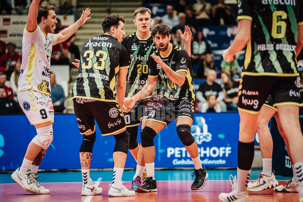Volleyball | Herren | Saison 2025/2026 | Volleyball Ligacup | FT 1844 Freiburg vs. Helios GRIZZLYS Giesen | 12.10.2024 | Jubel bei den GRIZZLYS v.l. John Hatch (#9, Helios GRIZZLYS Giesen), Ilja Ivanov (#33, Helios GRIZZLYS Giesen), Lars Migge (#20, Helios GRIZZLYS Giesen), Juan Manuel González (#44, Helios GRIZZLYS Giesen)