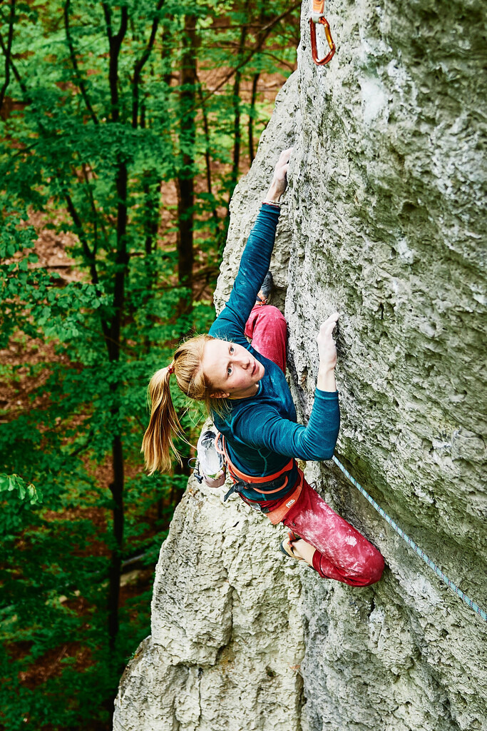CS-200506-0154-3 | Martina Demmel klettert Battle Cat (8c) am Hängenden Stein im Pegnitztal