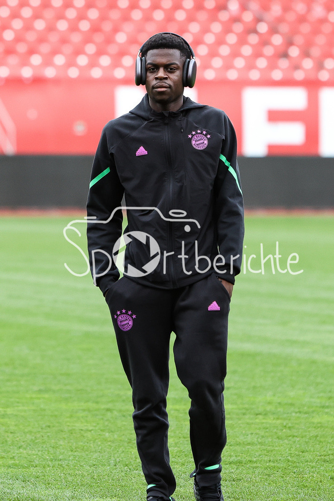 1. FC Nürnberg II - FC Bayern Amateure | Im Bild Noel ASEKO NKILI (FCB #21) konzentriert vor der Partie in Nuernberg