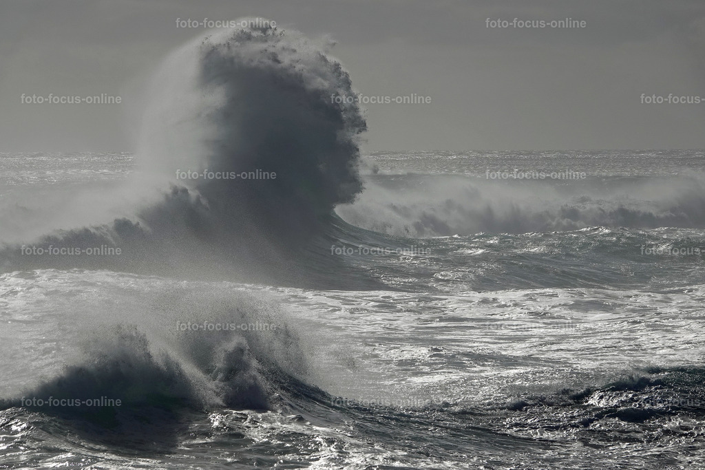The Ocean God Threatens | Large waves in the stormy Atlantic
