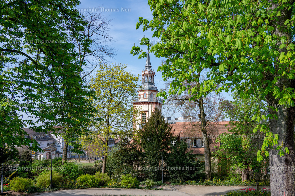 Bensheim-Rodenstiner-Hof-Stadtpark-Innenstadtbegrueung-Fotografie-Thomas-Neu | Der Stadtpark in Bensheim mit dem markanten Rodensteiner Hof Das historische Gebäude mit seinem charakteristischen Turm ist ein beliebter Blickfang und wird von alten Bäumen und  Wiesen eingerahmt. Die Aufnahme zeigt die ruhige, frühlingshafte Atmosphäre dieses beliebten ehemaligen Adelshofes der früher Bensheimer Rathaus ist und heute ein Restaurant und Büros beherbergt. .,Bild: THomas Neu