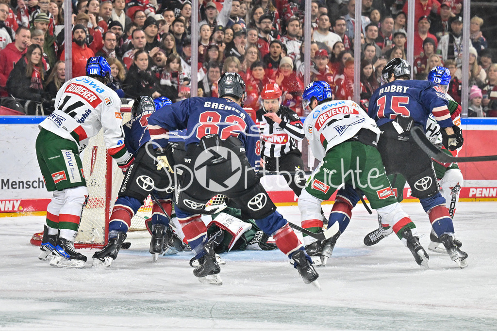 Kölner Haie - Augsburger Panther | Die Haie bringen den Puck nicht an Strauss MANN (Augsburger Panther #38) vorbei / DEL: Koelner Haie - Augsburger Panther, Lanxess Arena am 05.01.2025