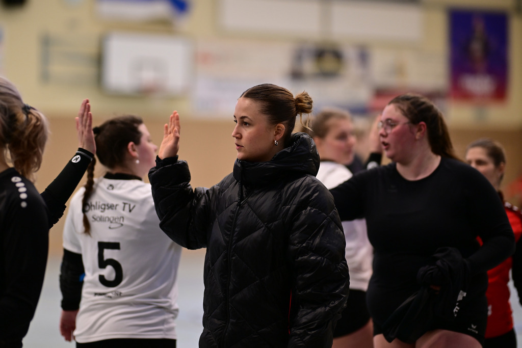 Faustball I Frauen I Saison 2025-2026 I Bundesliga Nord I 7c. Spieltag I MTV Wangersen - Ohligser TV | Der Sportfotograf. - Realisiert mit Pictrs.com