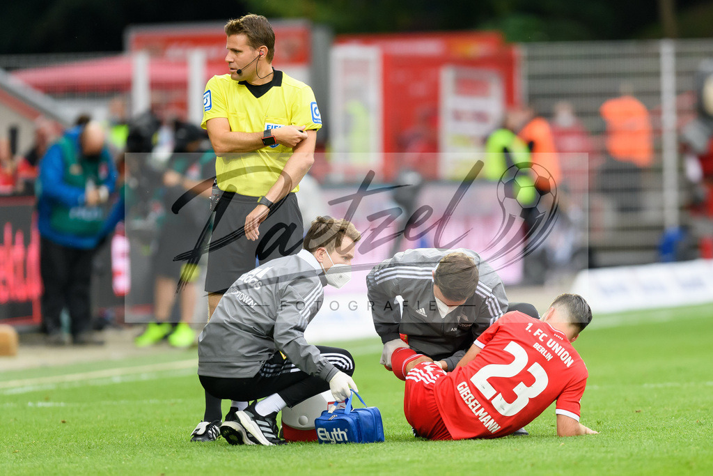 FCUBMG20210829_047 | Fussball, Herren: Niko Giesselmann (1.FC Union Berlin) wird behandelt beim Spiel der 1. Bundesliga zwischen 1. FC Union Berlin und Borussia Moenchengladbach im Stadion An der Alten Foersterei am 29.08.2021 in Berlin, Deutschland. - Realisiert mit Pictrs.com