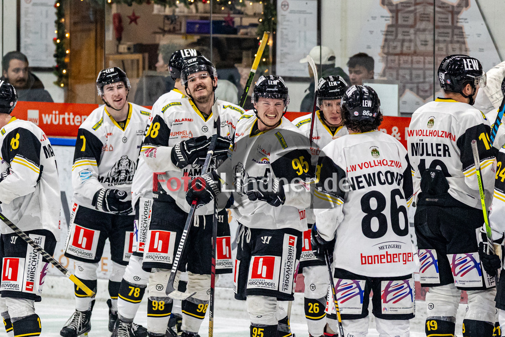 TSV Peißenberg Miners vs EA Schongau Mammuts | Eishockey Bayernliga 2023/2024, TSV Peißenberg Miners vs EA Schongau Mammuts, 20231215,
Siegerjubel und Erleichterung nach dem Derbysieg,
2023-12-15 in Peißenberg (Eisstadion)
7 Martin MAIER (Mammuts 7), 98 Philipp KEIL (Mammuts 98), 95 Florian HÖFLER (Mammuts 95), 26 Jan MÜLLER (Mammuts 26), 18 Simon MAUCHER (Mammuts 18), 19 Matthias MÜLLER (Mammuts 19)
Copyright: WolfgangxLindner foto-lindner.de