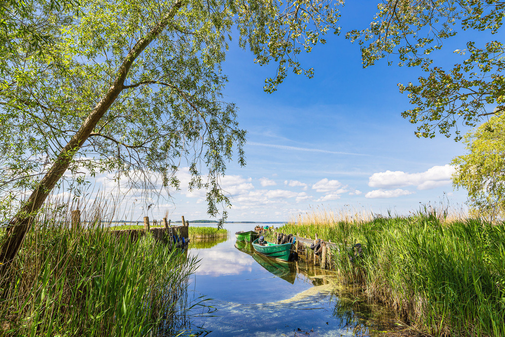 Steg mit Fischerboot am Achterwasser bei Warthe auf der Insel Usedom | Steg mit Fischerboot am Achterwasser bei Warthe auf der Insel Usedom.