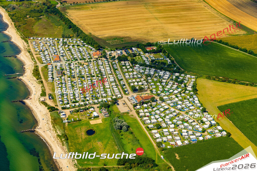 Fehmarnsund Camping Fehmarn Bild- Das Luftbild wurde 2025 vom UL-Flugzeug heraus erstellt ( keine Drohne bzw. Drohnenaufnahme ) - Hochauflösende Luftaufnahme -Nicht vergleichbar mit Google Maps oder Satelittenbilder- Die Geschenkidee !Mit Lizenz und Bildrechte bestellbar - CC