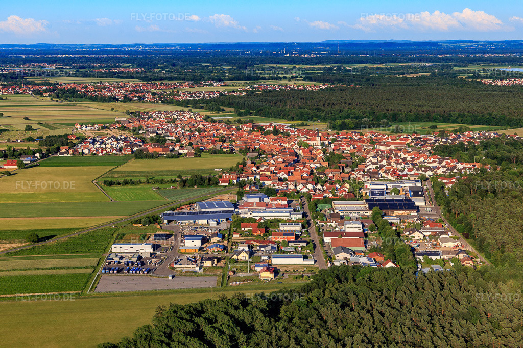 Luftbild: Ortsansicht von Westen in Hatzenbühl im Bundesland Rheinland-Pfalz in Deutschland. Foto: IMG_115101.jpg vom 13.06.2019 durch Werner Riehm/FLY-FOTO.de