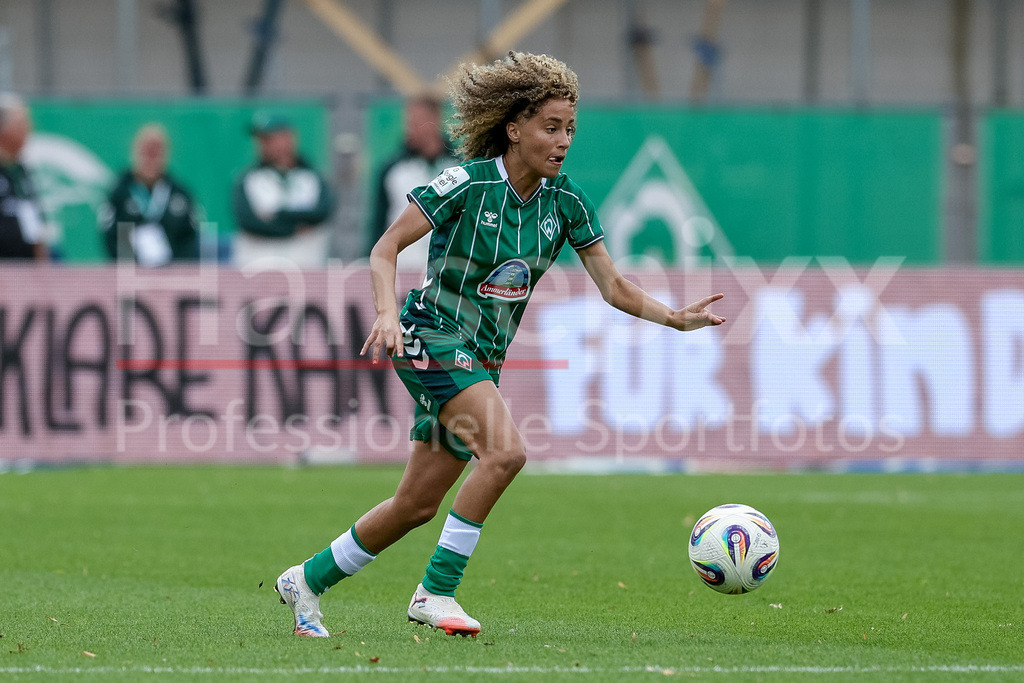 Fussball, Google Pixel Frauen-Bundesliga, SV Werder Bremen - TSG 1899 Hoffenheim | Amira Arfaoui (SV Werder Bremen, 8) am Ball, Freisteller, Einzelbild, Ganzkörper, Aktion, Action, Spielszene, DIE DFB-RICHTLINIEN UNTERSAGEN JEGLICHE NUTZUNG VON FOTOS ALS SEQUENZBILDER UND/ODER VIDEOÄHNLICHE FOTOSTRECKEN. DFB REGULATIONS PROHIBIT ANY USE OF PHOTOGRAPHS AS IMAGE SEQUENCES AND/OR QUASI-VIDEO.
