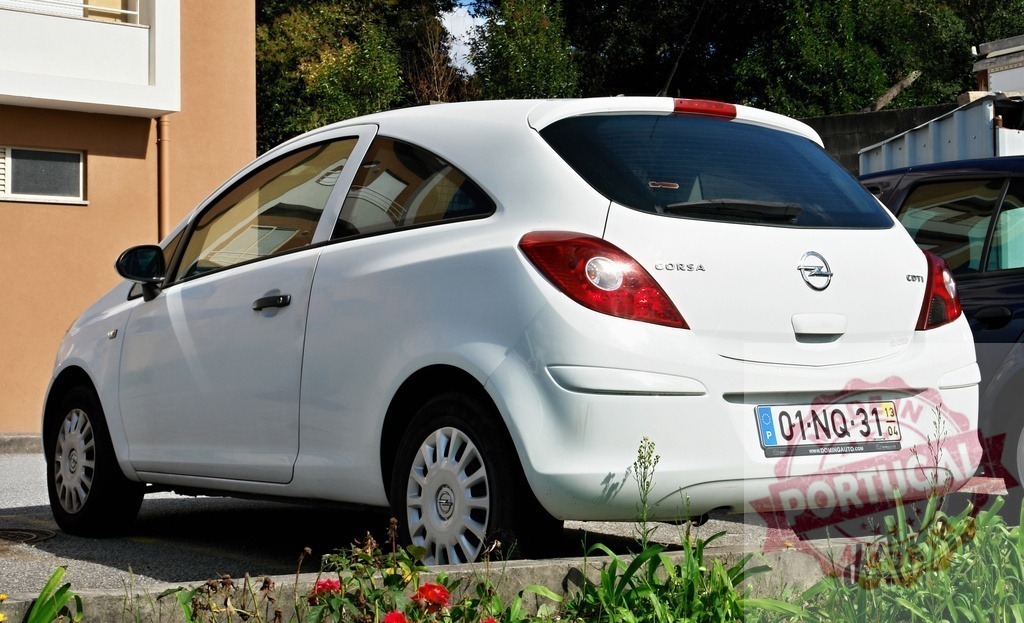 White Opel Corsa hatchback parked in residential area | White Opel Corsa hatchback parked outdoors on a bright sunny day - Realized with Pictrs.com