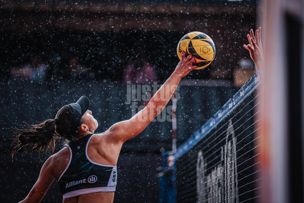 Beachvolleyball | Frauen | Allianz German Beach Tour 2025 | Tourstop München | 11.07.2025 | Leonie Klinke beim Angriff im Regen