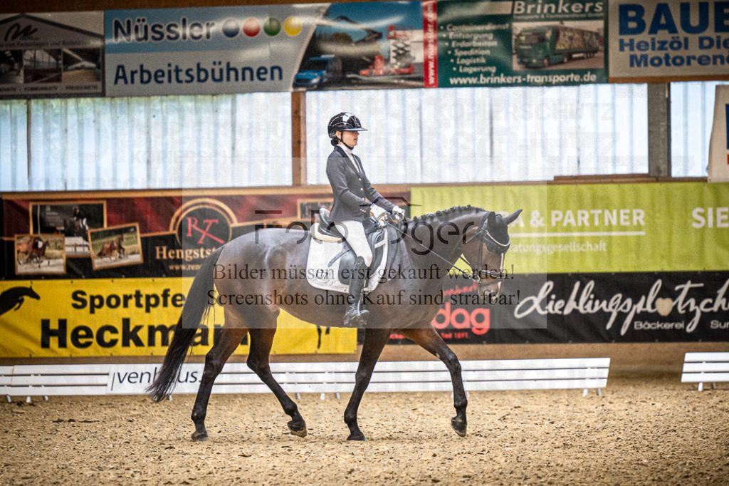 DOS_2068 | Entdecke hochwertige Reitturnierfotos von Foto Oger. Professionell, emotional und authentisch – jetzt Lieblingsmomente im Shop bestellen.Deutschlandweite Turnierfotografie. - Realisiert mit Pictrs.com
