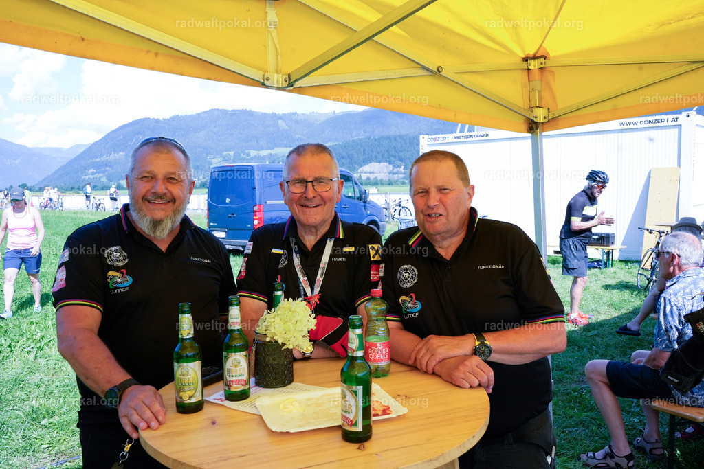 812_20230817_Bewerb_Maenner_Muehlanger | AUT - OESTERREICH, 2023-08-16: SPORT RENNRAD-FAHREN - 55. INTERNATIONALER RADWELTPOKAL IN ST. JOHANN IN TIROL  - Vintage-Radrennen mit WM-Bronze-Medaillen-Siegerin Christina Schweinberger, den Teilnehmer und Alexander Baumann (vom Orginastions-Team) - TAG 2 BEWERB MAENNER IN SECHS GRUPPEN  ; Foto: Roland Muehlanger