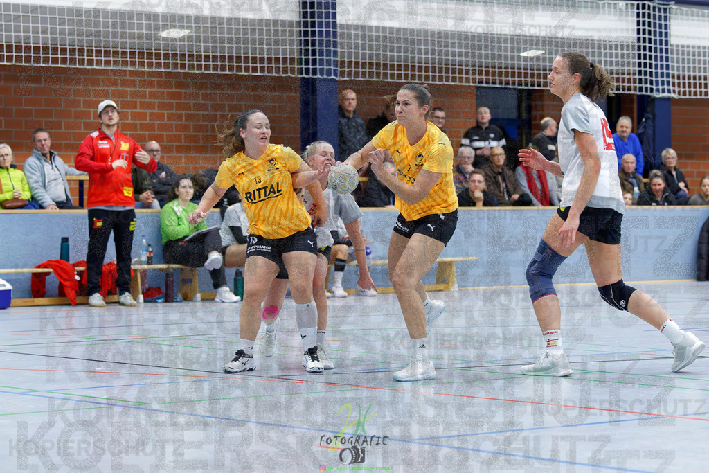 Frauen Oberliga Mitte (HHV); HSG Eibelshausen/Ewersbach - HSG Wettenberg II | Frauen Oberliga Mitte (HHV); HSG Eibelshausen/Ewersbach - HSG Wettenberg II am 13.12.2025 in Steinbrücken (Sporthalle am Hammerweiher)Photo © 2025 - Jörg Heinrich - Realisiert mit Pictrs.com
