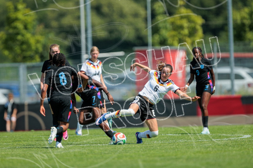 Testspiel U16-Juniorinnen: Deutschland – England | Die Bildergalerie dokumentiert das Länderspiel der deutschen U16-Juniorinnen gegen die Auswahl Englands. Die Fotografien zeigen Spielaktionen, Zweikämpfe, Torchancen, Mannschaftsszenen sowie weitere Impressionen der Begegnung. Die Aufnahmen entstanden im Rahmen des Testspiels beider Nachwuchsnationalmannschaften in der Kümpel + Hellmeister Arena in Hamm am 20. Juni 2026 und halten die sportlichen und emotionalen Momente des Spiels fest. - Realisiert mit Pictrs.com