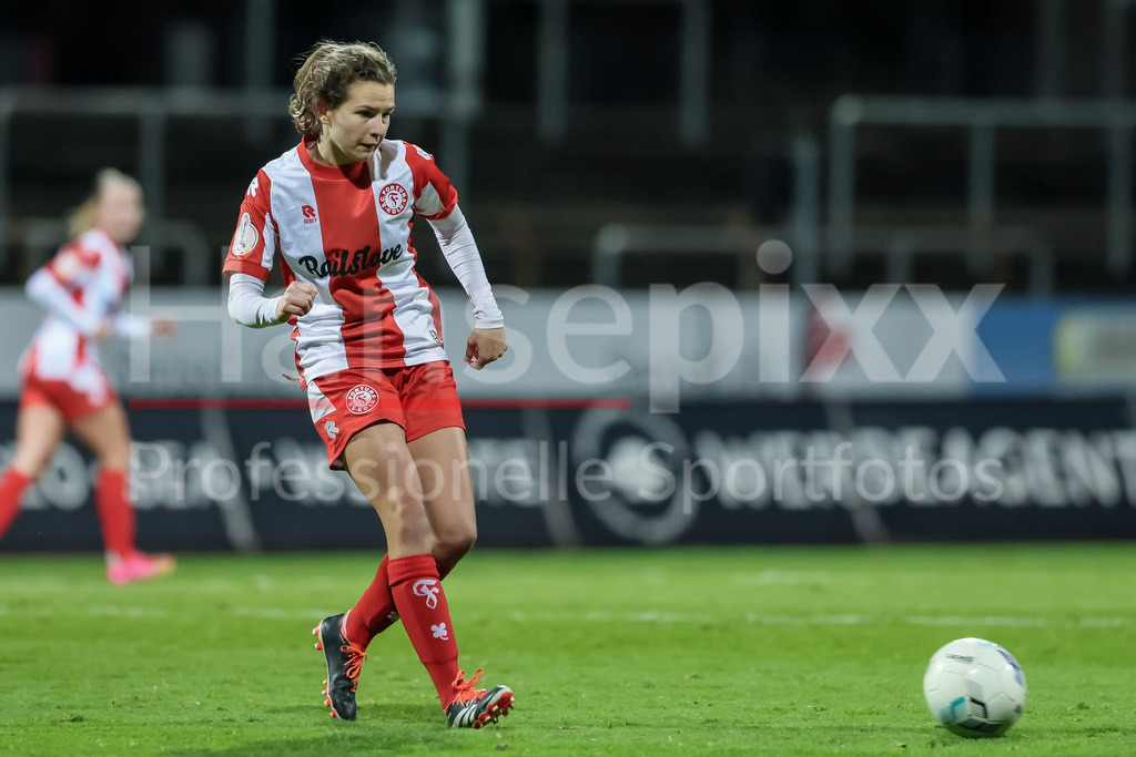 Fussball, DFB-Pokal Frauen, SC Fortuna Köln - SV Werder Bremen | v.li.: Sophie Trepohl (SC Fortuna Köln, 14) am Ball, Einzelbild, Ganzkörper, Aktion, Action, Spielszene, DIE DFB-RICHTLINIEN UNTERSAGEN JEGLICHE NUTZUNG VON FOTOS ALS SEQUENZBILDER UND/ODER VIDEOÄHNLICHE FOTOSTRECKEN. DFB REGULATIONS PROHIBIT ANY USE OF PHOTOGRAPHS AS IMAGE SEQUENCES AND/OR QUASI-VIDEO.