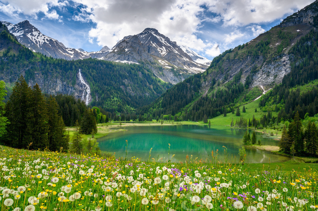idyllic Lake Lauenensee with Wildhorn in spring, Bernese Alps, Switzerland | Die ideale Geschenkidee für Naturliebhaber. Naturbilder von Marcel Gross Photography für ihr Zuhause in den verschiedensten Formaten und Materialien. - Realisiert mit Pictrs.com