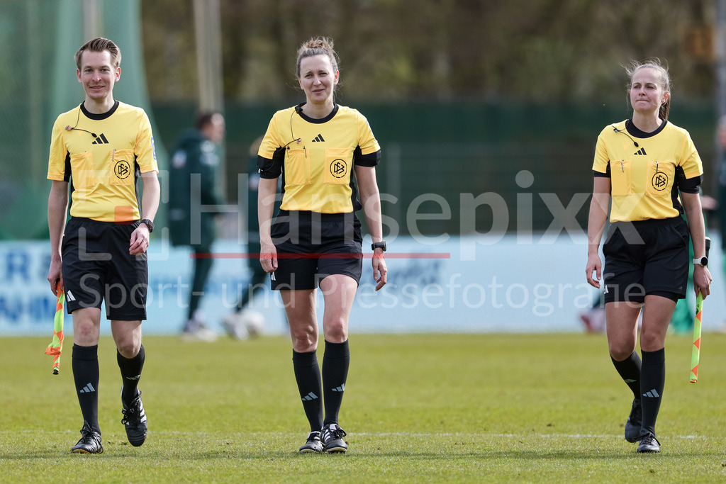 Fussball, Google Pixel Frauen-Bundesliga, SV Werder Bremen - SGS Essen | v.li.: Schiedsrichter-Assistent Adrian Mazurkiewicz, Schiedsrichterin Sina Diekmann und Schiedsrichter-Assistentin Janika Balzer, DIE DFB-RICHTLINIEN UNTERSAGEN JEGLICHE NUTZUNG VON FOTOS ALS SEQUENZBILDER UND/ODER VIDEOÄHNLICHE FOTOSTRECKEN. DFB REGULATIONS PROHIBIT ANY USE OF PHOTOGRAPHS AS IMAGE SEQUENCES AND/OR QUASI-VIDEO.